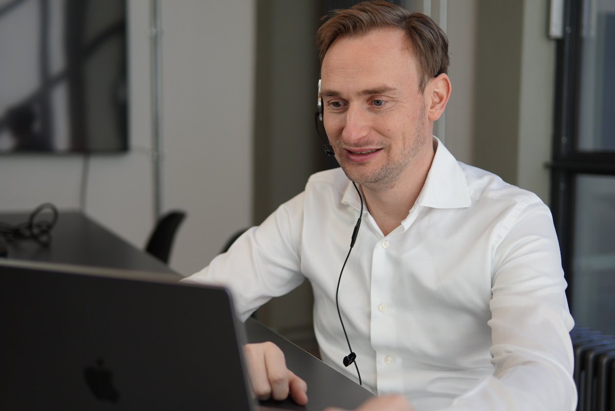 Vertriebsmitarbeiter schaut auf den Bildschirm seines Laptops mit ernstem Gesichtsausdruck